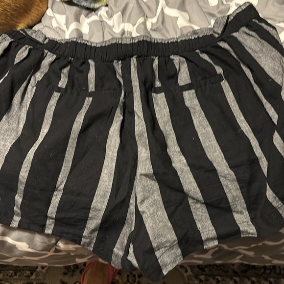 Black and gray shorts with the elastic waist - Picture 2 of 3